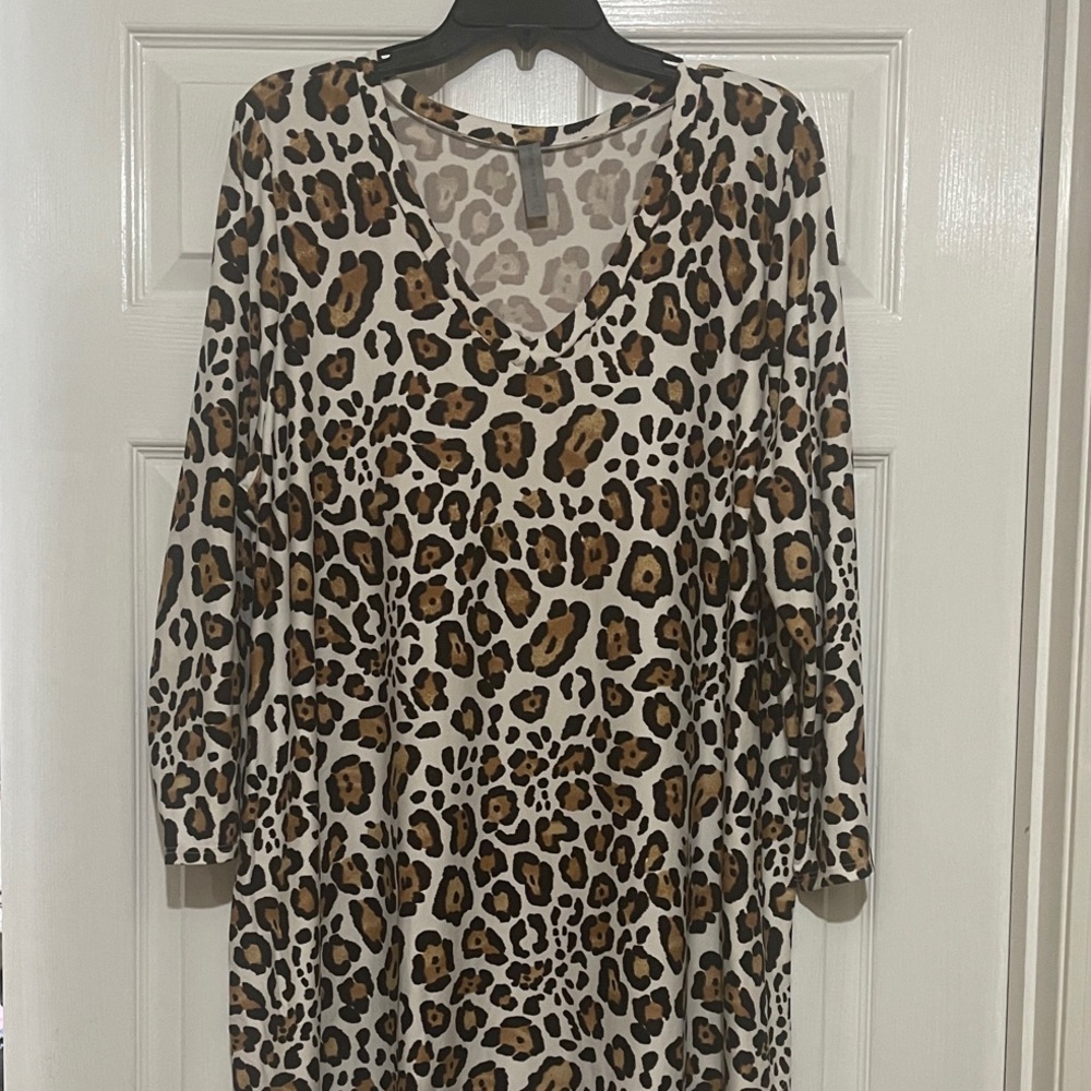 Chic Leopard Print V-Neck Top XXL